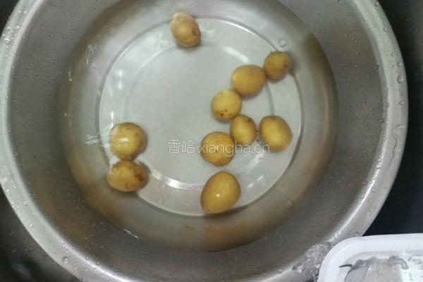 酱油小土豆的做法图解1