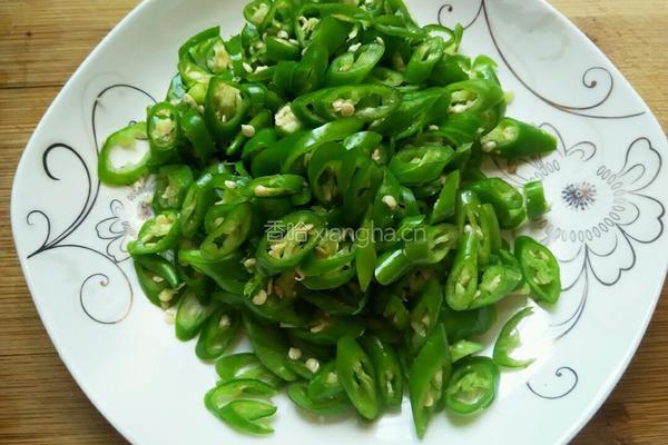 小辣椒炒鸡蛋的做法图解2