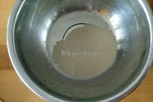 木耳芹菜包子的做法图解1