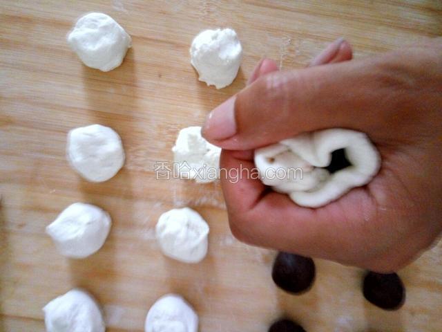 把分好的豆沙圆放里面，封住口