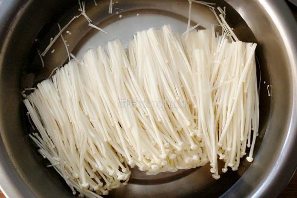 煎金针菇的做法图解1