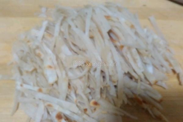 家常素炒饼丝的做法图解1