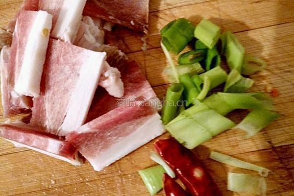 黄豆芽炒肉的做法图解2