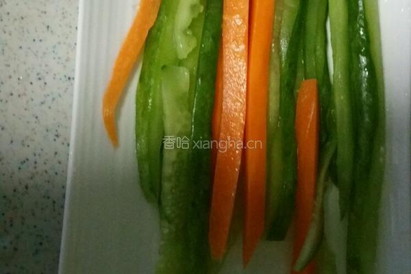 金枪鱼紫菜包饭的做法图解2