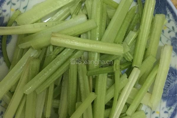 虾仁炒芹菜的做法图解2