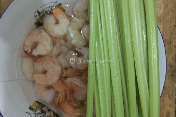 虾仁炒芹菜的做法图解1