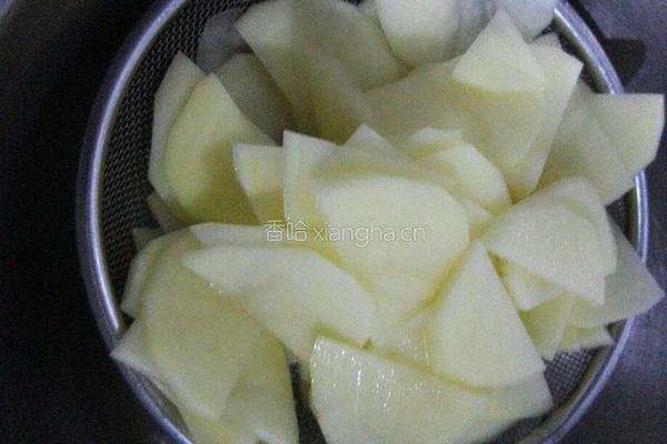 孜盐土豆片的做法图解2