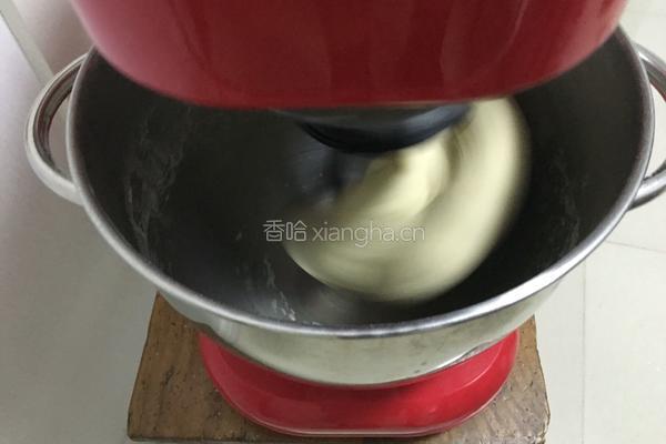 豆沙面包的做法图解2