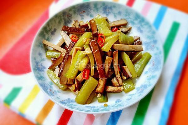 黄瓜炒鸡蛋干的做法图解8