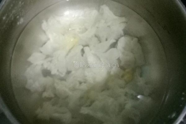 银耳木瓜牛奶的做法图解2