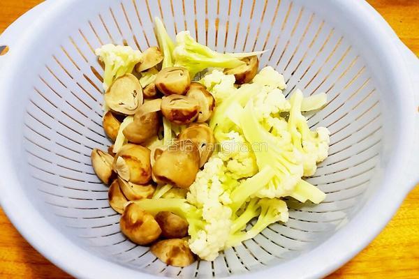 肉丝草菇炒花菜的做法图解5