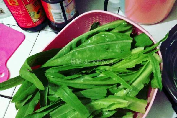香菇肉丁油麦菜的做法图解1