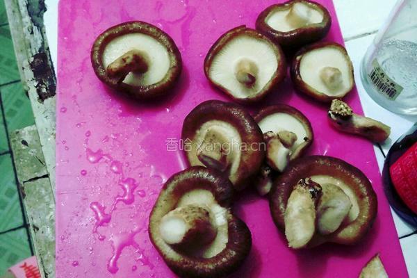 香菇肉丁油麦菜的做法图解2