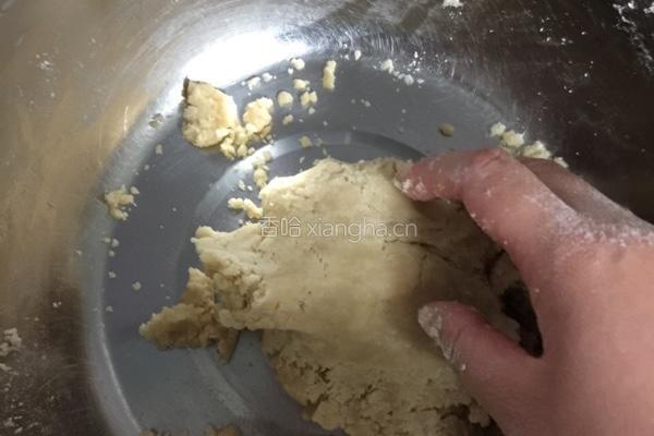 广式蛋黄豆沙月饼的做法图解4