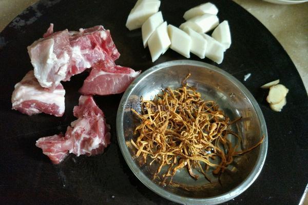 虫草花淮山排骨汤的做法图解2