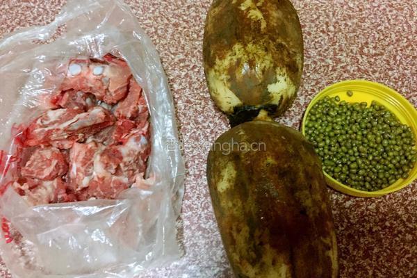 莲藕绿豆排骨汤的做法图解1