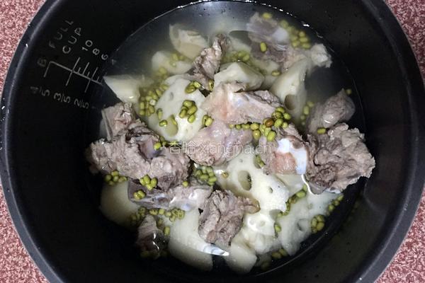 莲藕绿豆排骨汤的做法图解6