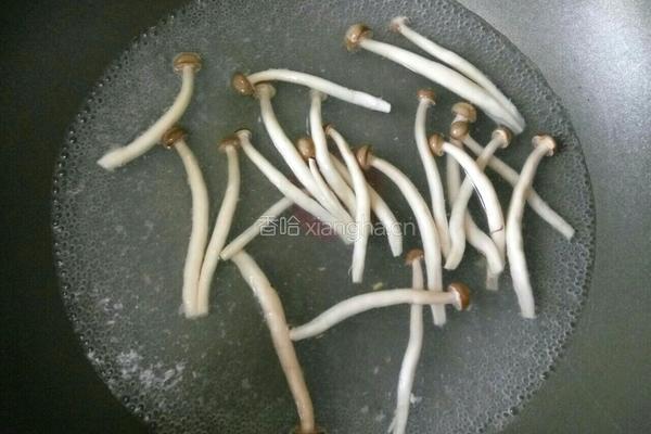 牛奶煮鲜虾鱼板面的做法图解2