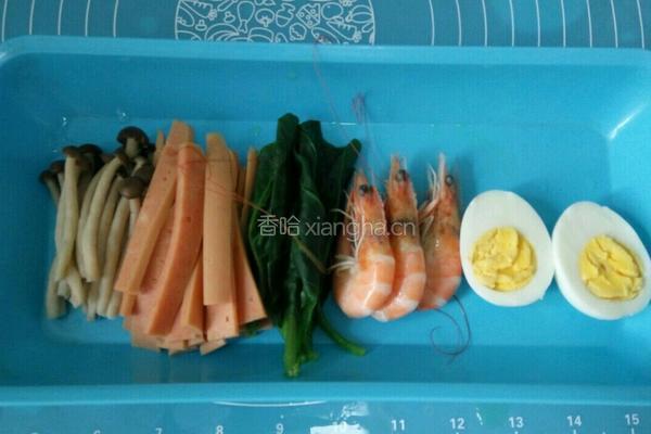 牛奶煮鲜虾鱼板面的做法图解3