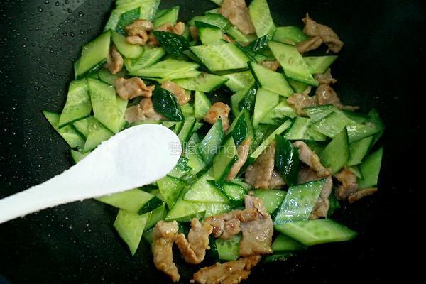黄瓜炒瘦肉的做法图解5