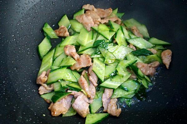 黄瓜炒瘦肉的做法图解6
