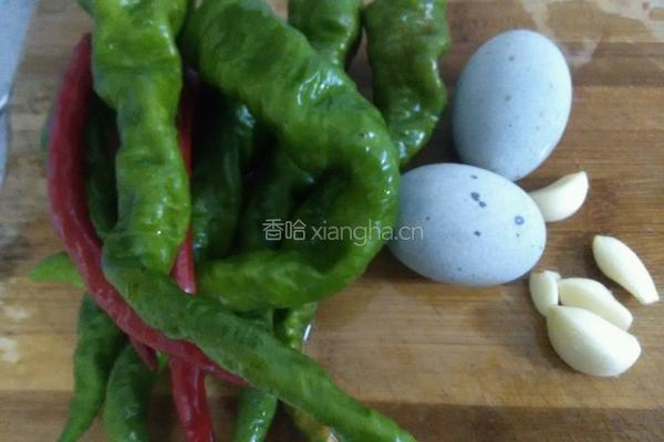 擂辣椒皮蛋的做法图解1