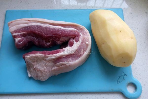 红烧肉闷土豆的做法图解1