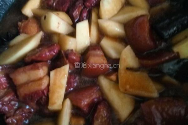 红烧肉闷土豆的做法图解8