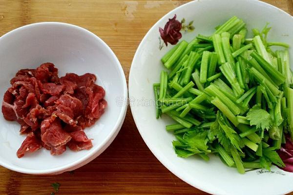 芹菜牛肉的做法图解1