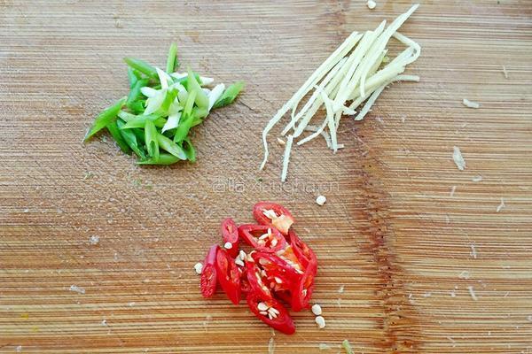 芹菜牛肉的做法图解2