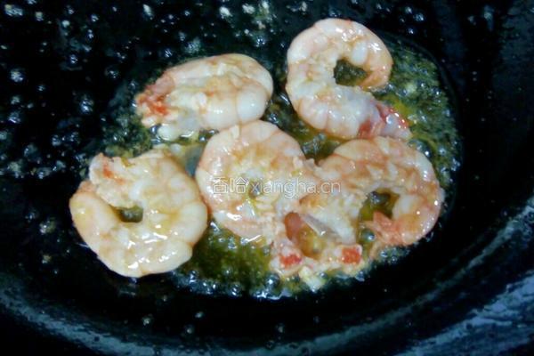 虾仁鸡蛋炒饭的做法图解2