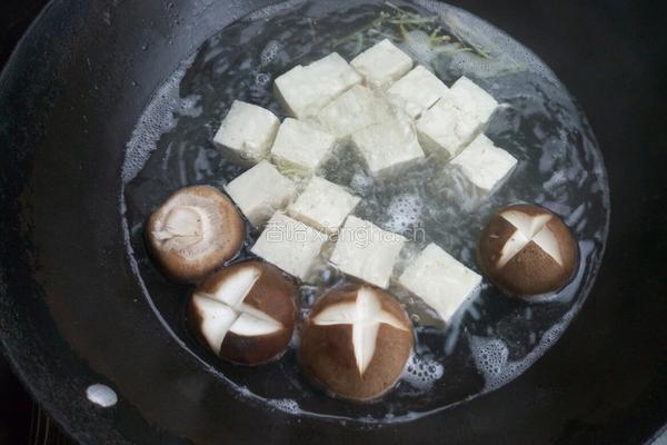 豆腐香菇汤的做法图解4