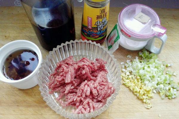牛肉馅大包子的做法图解1
