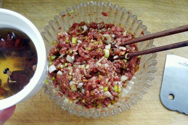 牛肉馅大包子的做法图解2