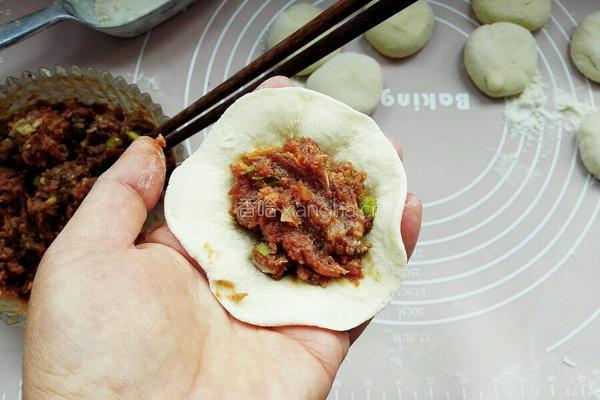 牛肉馅大包子的做法图解7