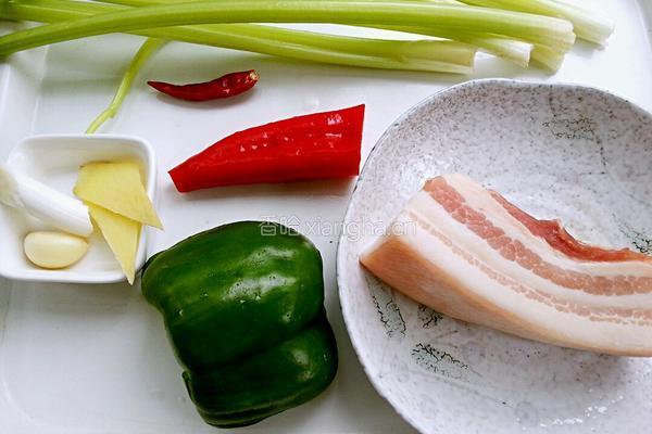 芹菜炒五花肉的做法图解1