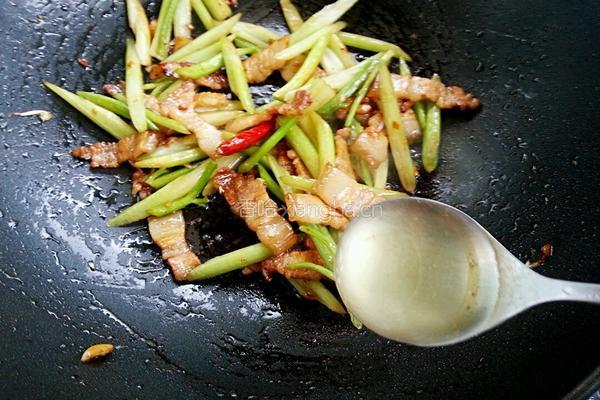 芹菜炒五花肉的做法图解9
