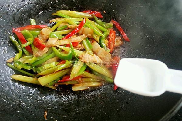 芹菜炒五花肉的做法图解11