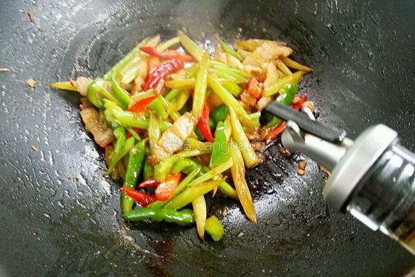芹菜炒五花肉的做法图解12