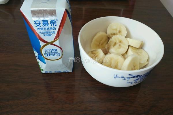 安幕希香蕉沙拉的做法图解1