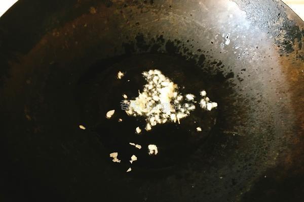 黄瓜炒海鲜菇的做法图解3