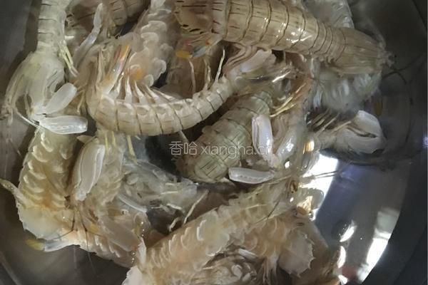 微波炉皮皮虾的做法图解1