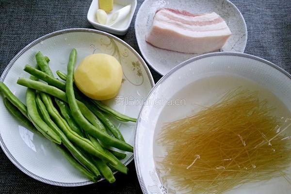 土豆豆角炖粉条的做法图解1