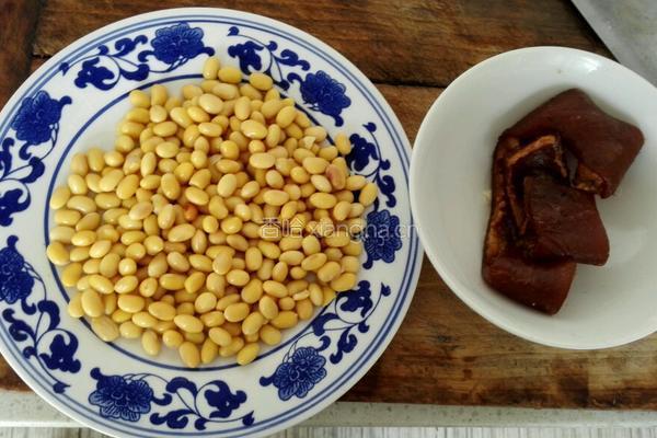 黄豆芽炒肉皮的做法图解1