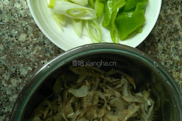 五花肉炒笋的做法图解2