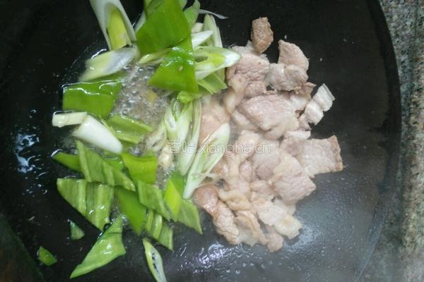 五花肉炒笋的做法图解4