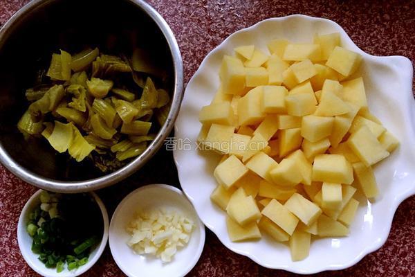 酸菜炖土豆的做法图解1