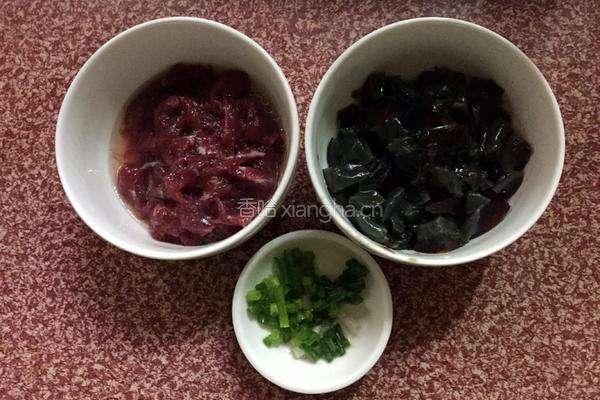 皮蛋牛肉粥的做法图解2