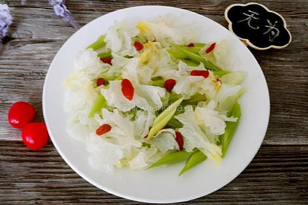 银耳西芹枸杞子的做法图解6