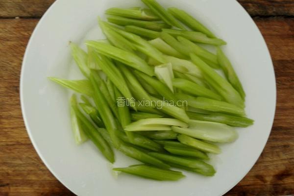 银耳西芹枸杞子的做法图解3